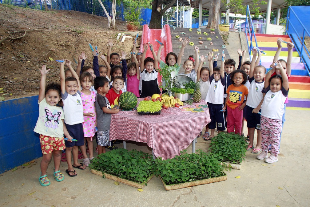 Alunos do CEI Corujinha receberam mudas de árvores doadas pelo DPJ e frutas da Ceasa
