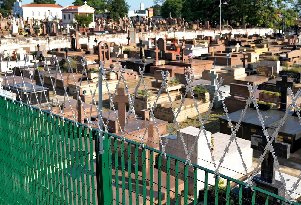 O muro, centenário e já desgastado, foi substituído por grades