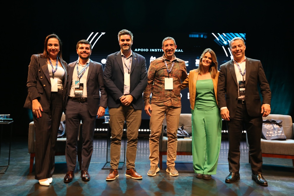 Carolina Baracat e Ana Paula Vilaça ao lado dos palestrantes e mediadores
