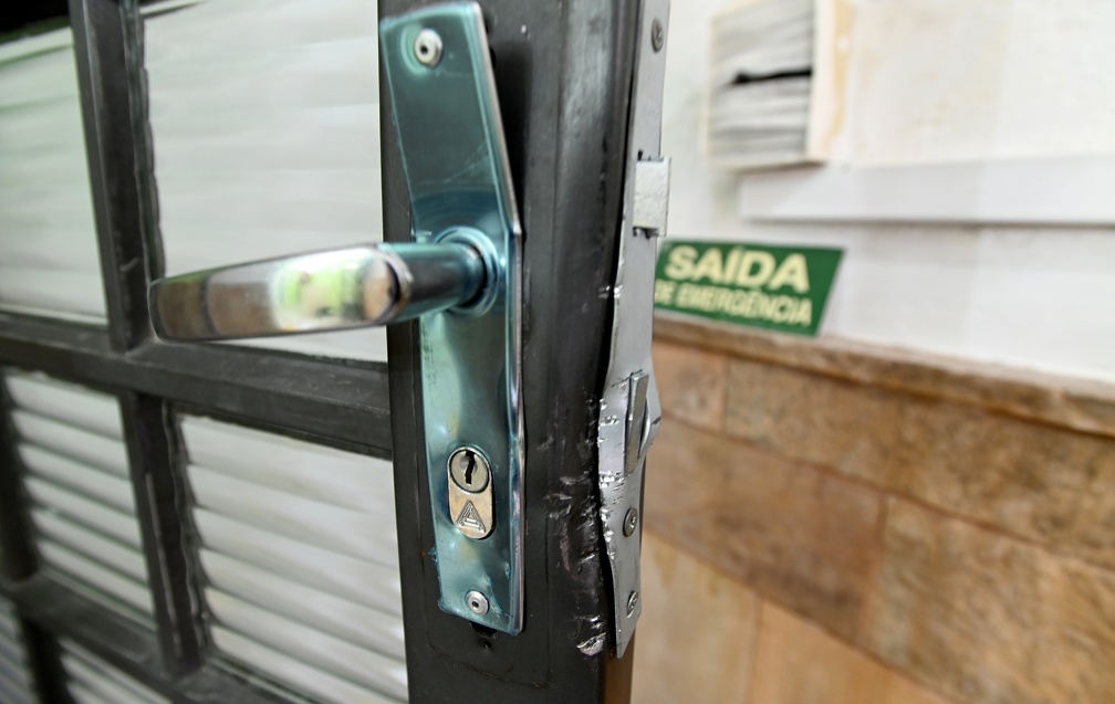 Porta foi forçada para entrada dos criminosos