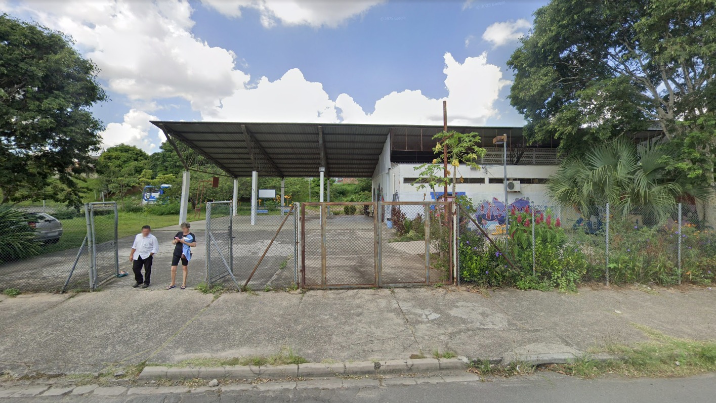 Para efetuar a inscrição é ir até o local com original e cópias do RG e CPF, comprovante de endereço e de escolaridade