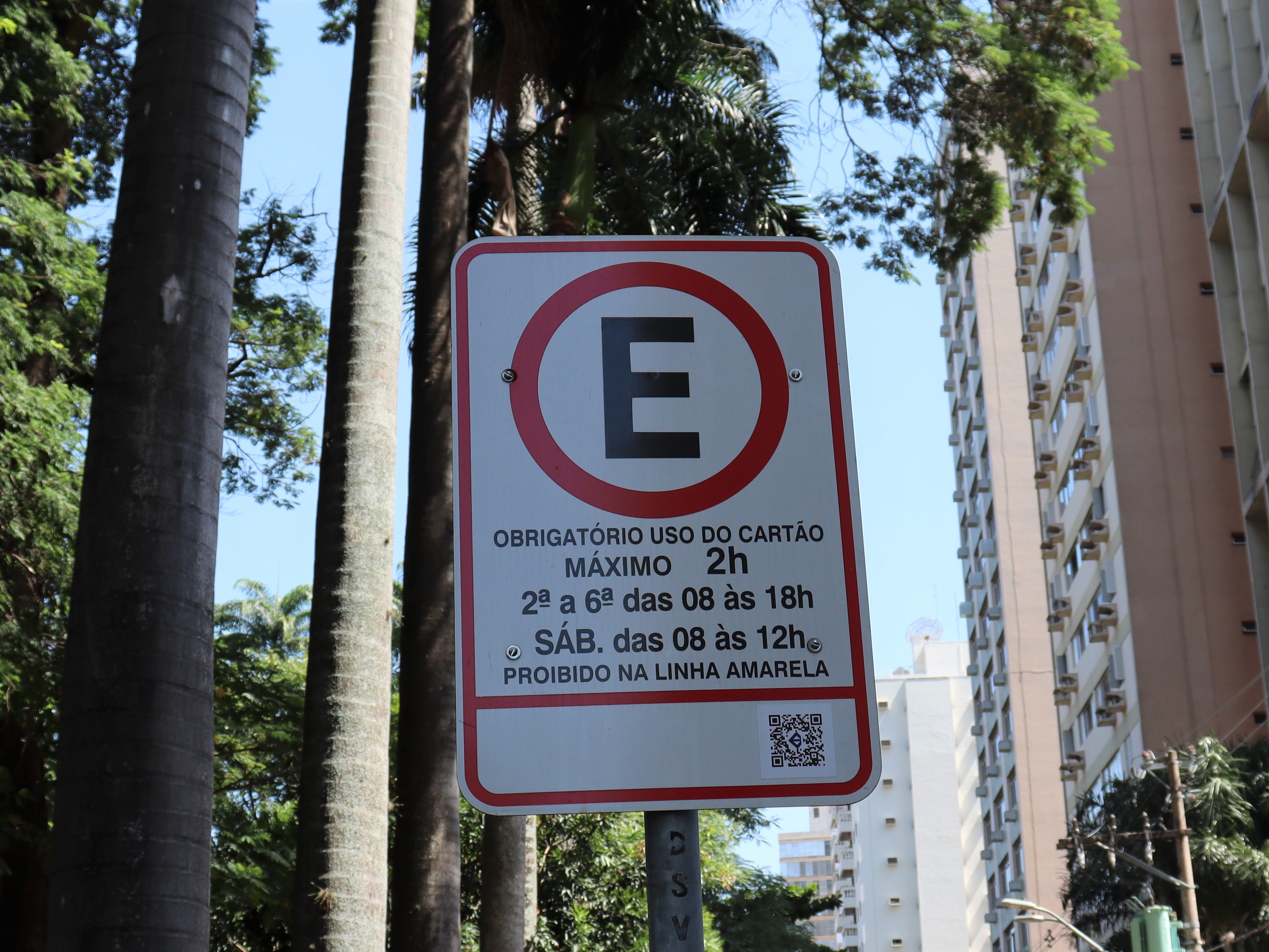 Placa indica a necessidade de cartão de Zona Azul
