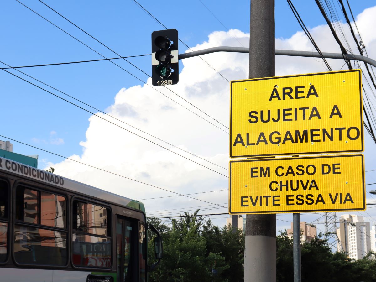 Placa alerta motoristas sobre risco de alagamento