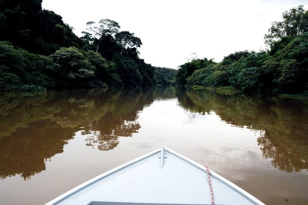 Monitoramento do rio é feito com auxílio de barco