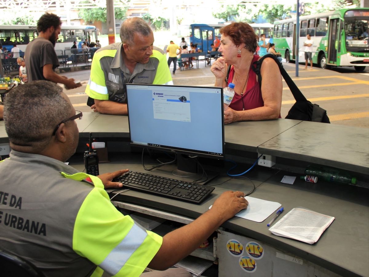 ... o atendimento aos usuários dos terminais de ônibus