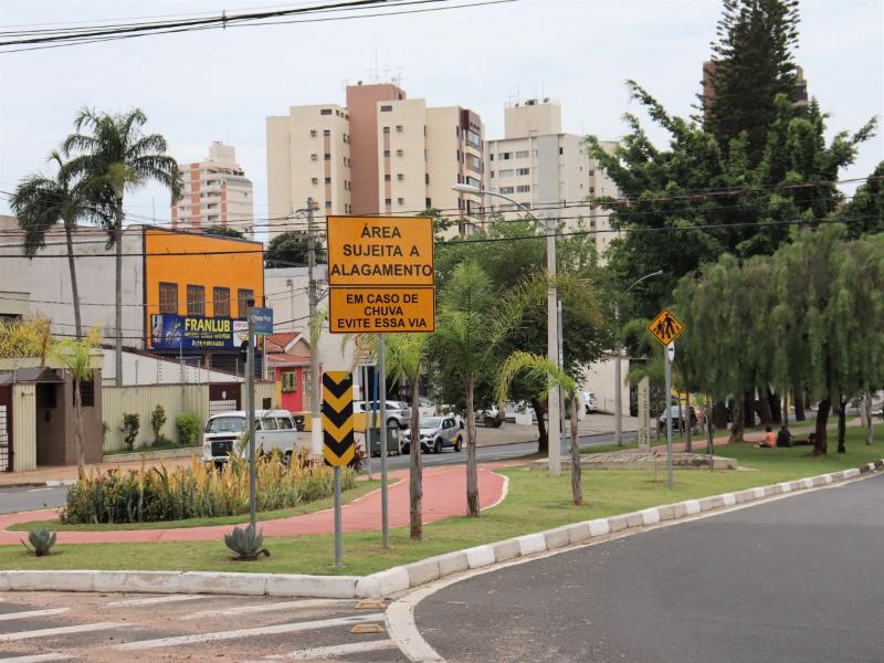Bloqueios preventivos e sinalização em pontos de alagamento são medidas adotadas pela Emdec