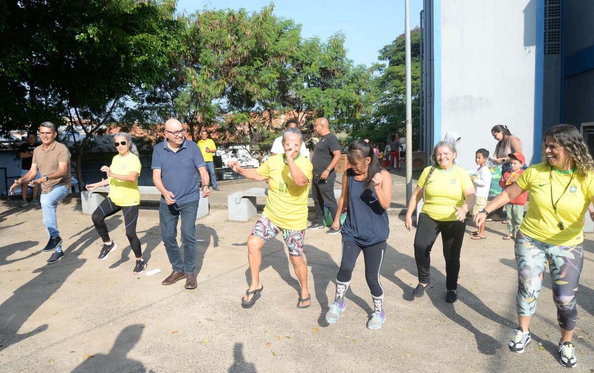 A animação do movimento que uniu dança e exercício foi contagiante e até o prefeito participou, na edição do Vida Nova