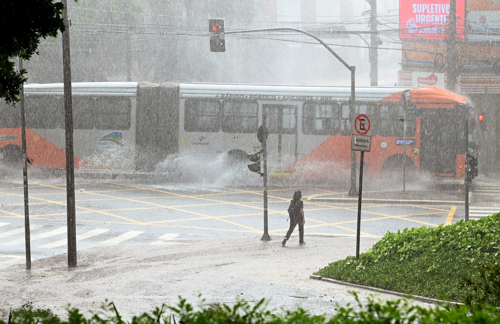Chuva chegou a 18,3 milímetros, com ventos de 39,3 km/h