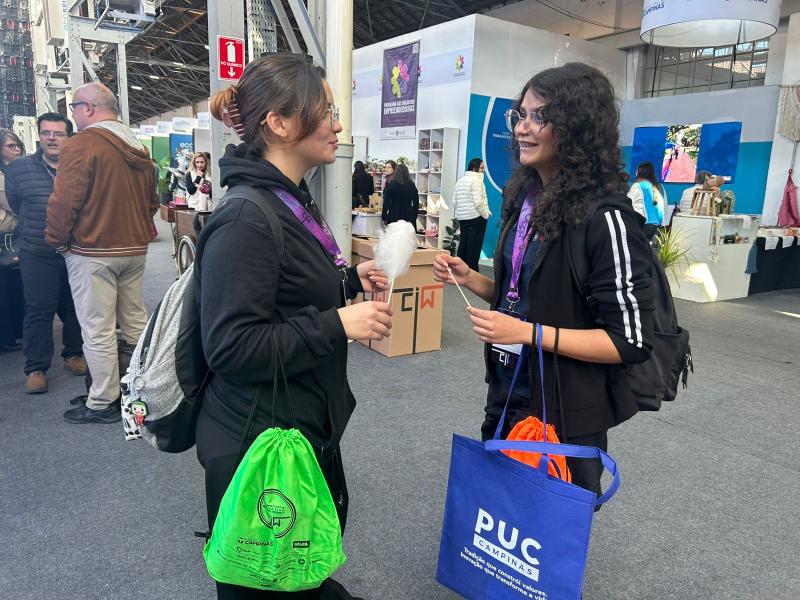  Mariana Massena (esquerda): impressionada com o tamanho da feira