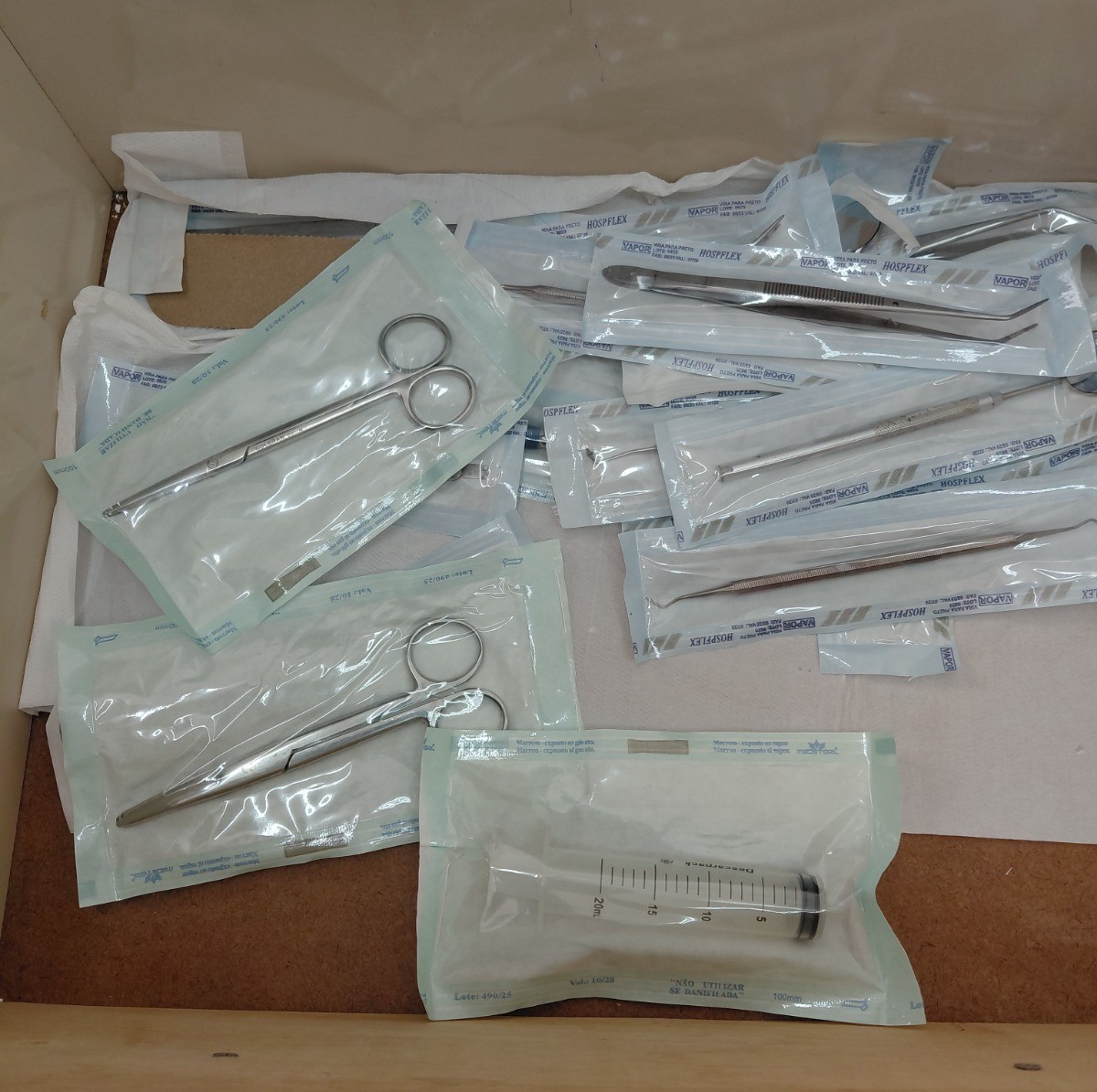 Seringa descartável sendo reprocessada e esterilizada para reutilização