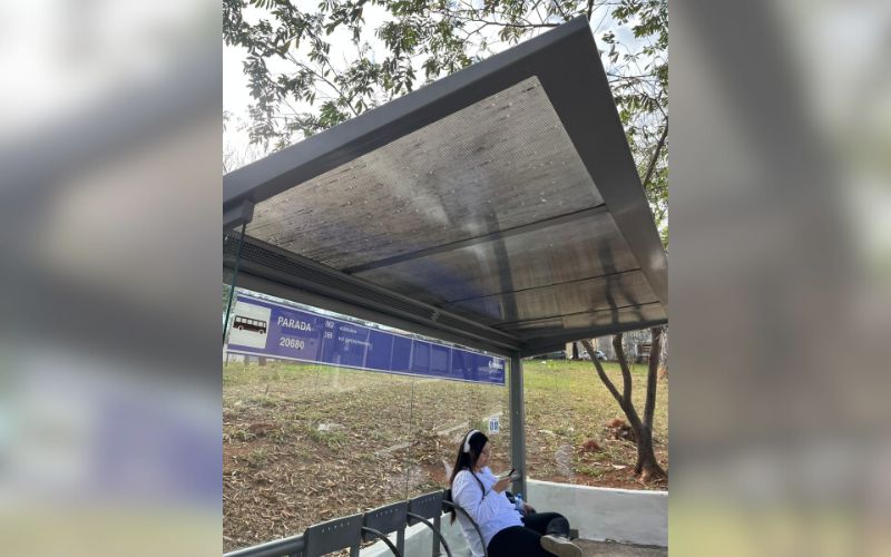 Jovens danificaram parte interna da cobertura do ponto de ônibus, que já foi reparada