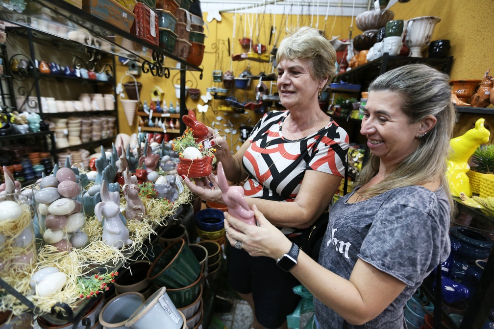 Sônia Cardiane, de 70 anos, foi à Ceasa procurar opções e enfeite para a Páscoa
