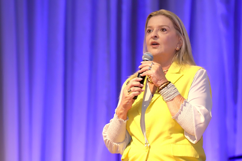 Secretário Adriana Flosi explica que os painéis trazem atualização para o comércio varejista