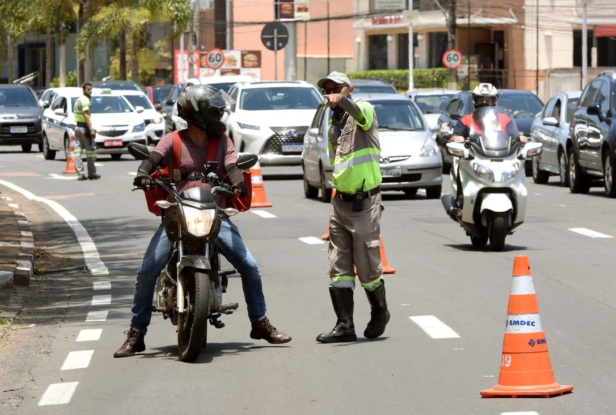 Agentes da Mobilidade Urbana da Emdec monitoram a circulação na região afetada pela mudança viária