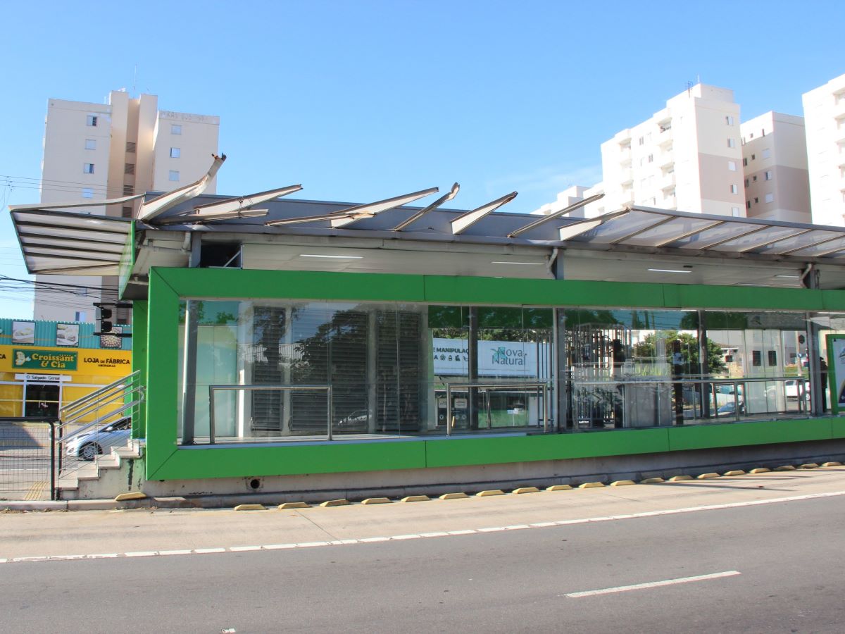 A estrutura foi atingida por um caminhão e ficou retorcida