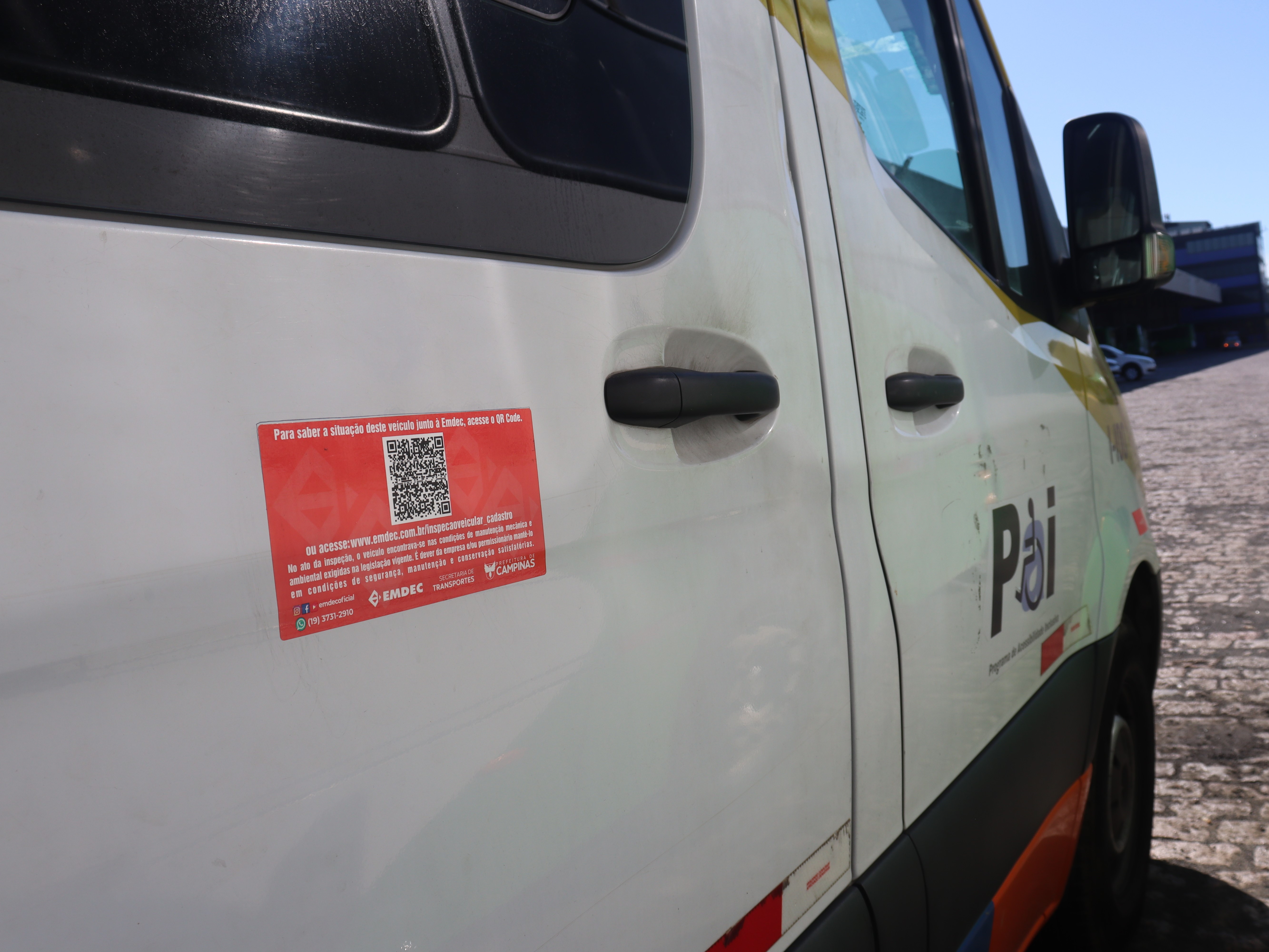 O adesivo contendo o QR Code tem cores diferenciadas para cada modal