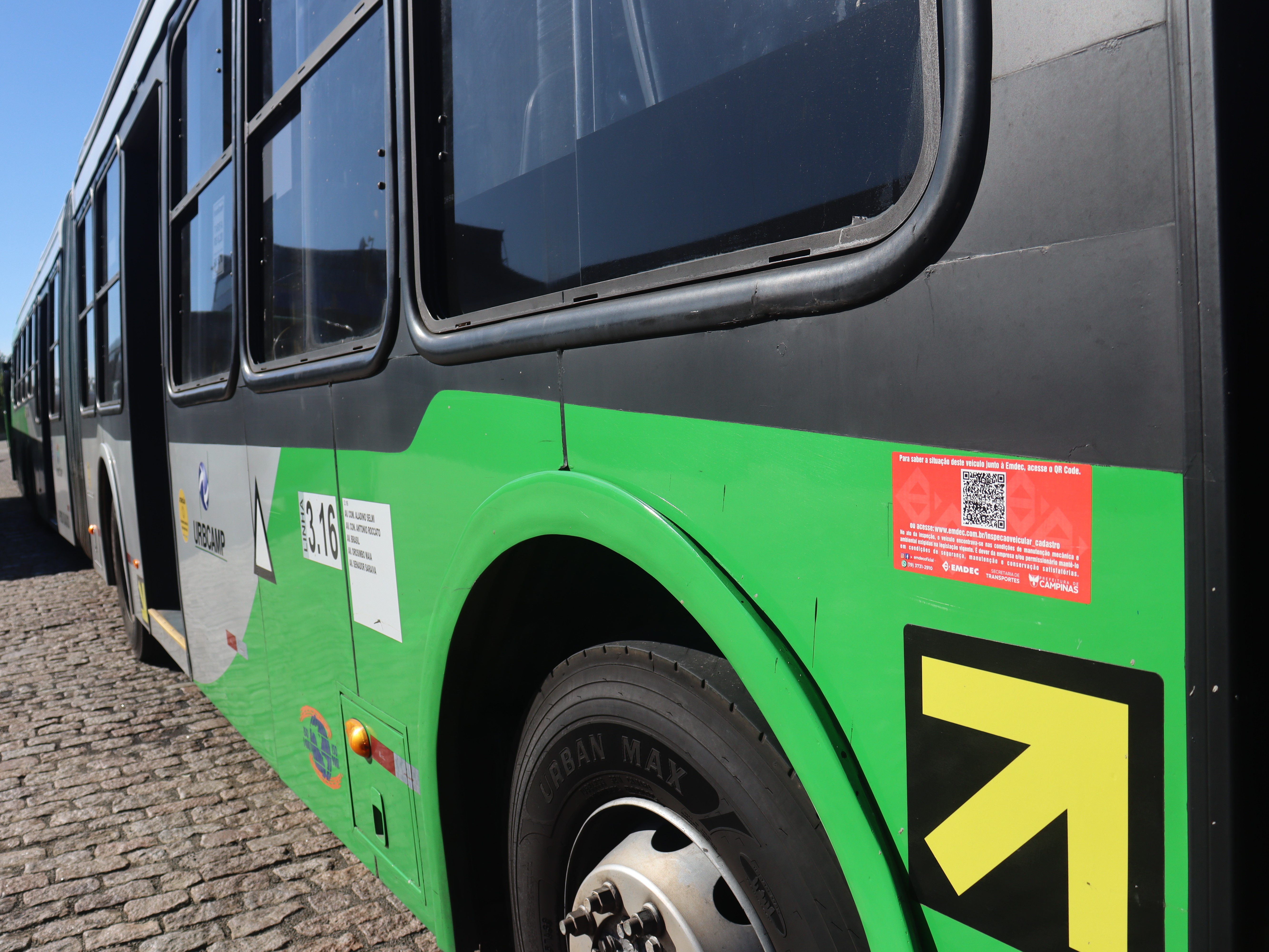 O adesivo contendo o QR Code tem cores diferenciadas para cada modal