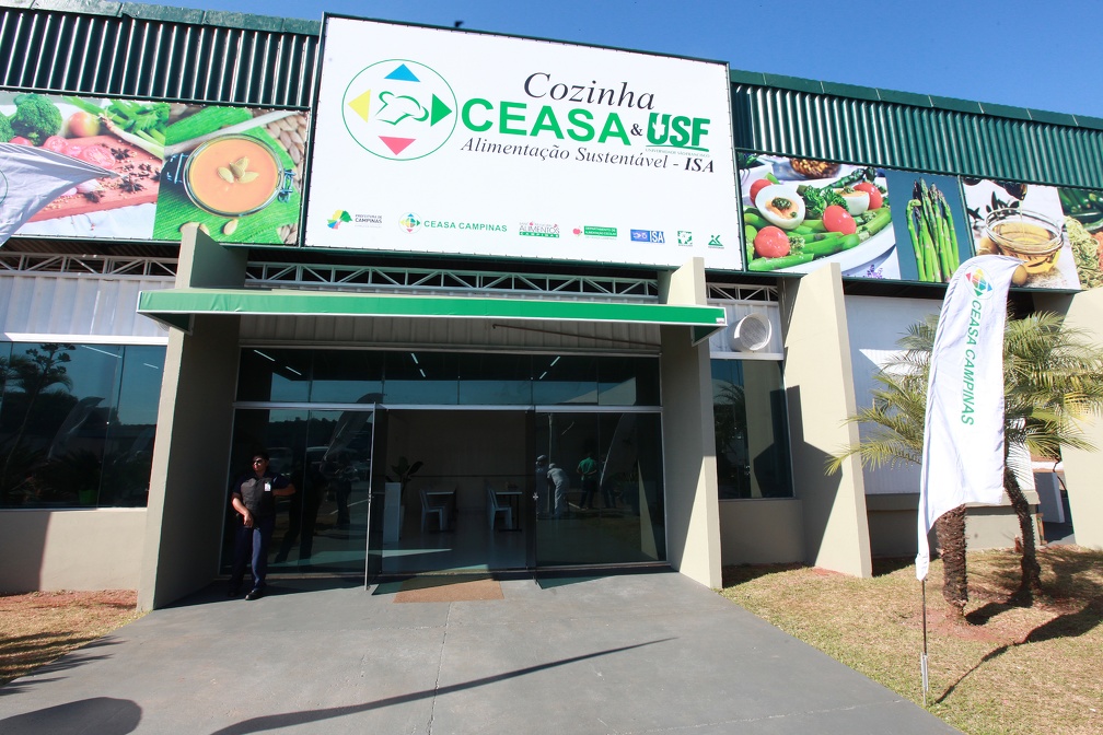 Profissionais das unidades escolares de Campinas passam por capacitações específicas, onde aprendem a identificar esses sinais de prontidão e a preparar adequadamente os alimentos para essa faixa etária