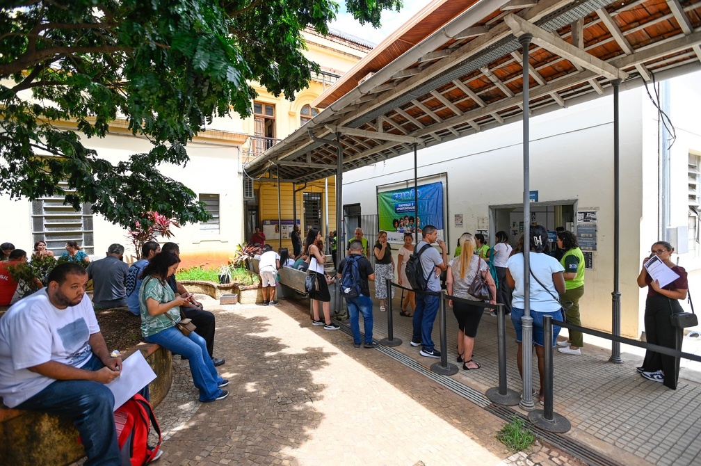 As vagas listadas na matéria também podem ser conferidas por meio do canal 156 da Prefeitura