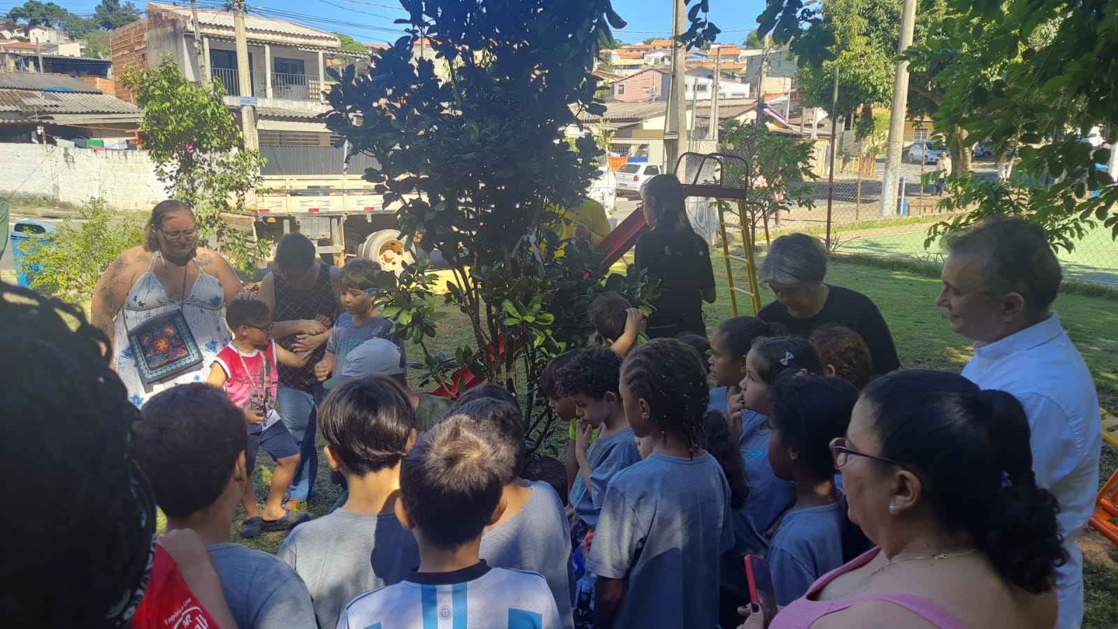 Comunidade recebe informações sobre cuidados para as árvores crescerem saudáveis