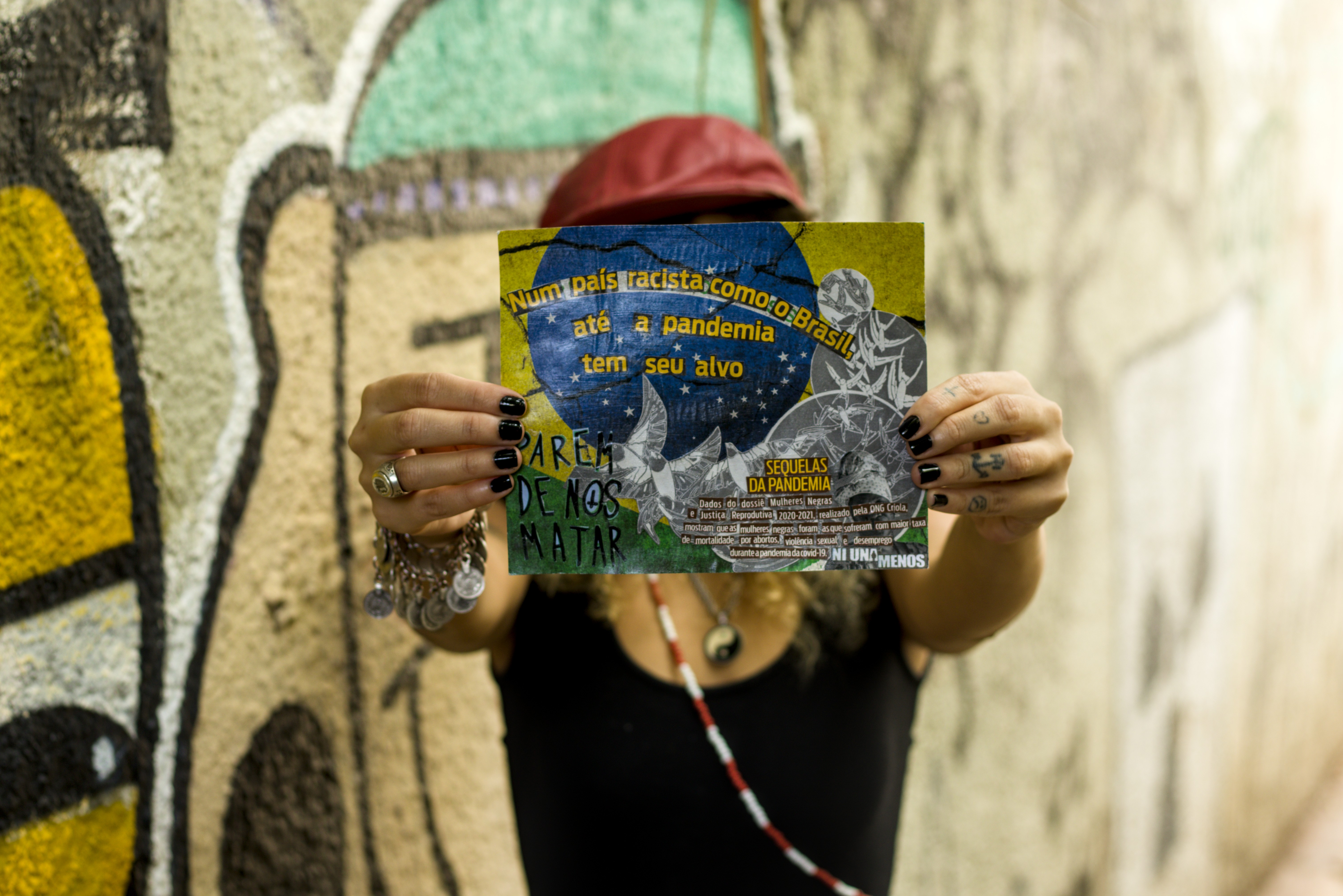 Aura utiliza a colagem como linguagem artística e discute desigualdade, exclusão e luta por sobrevivência