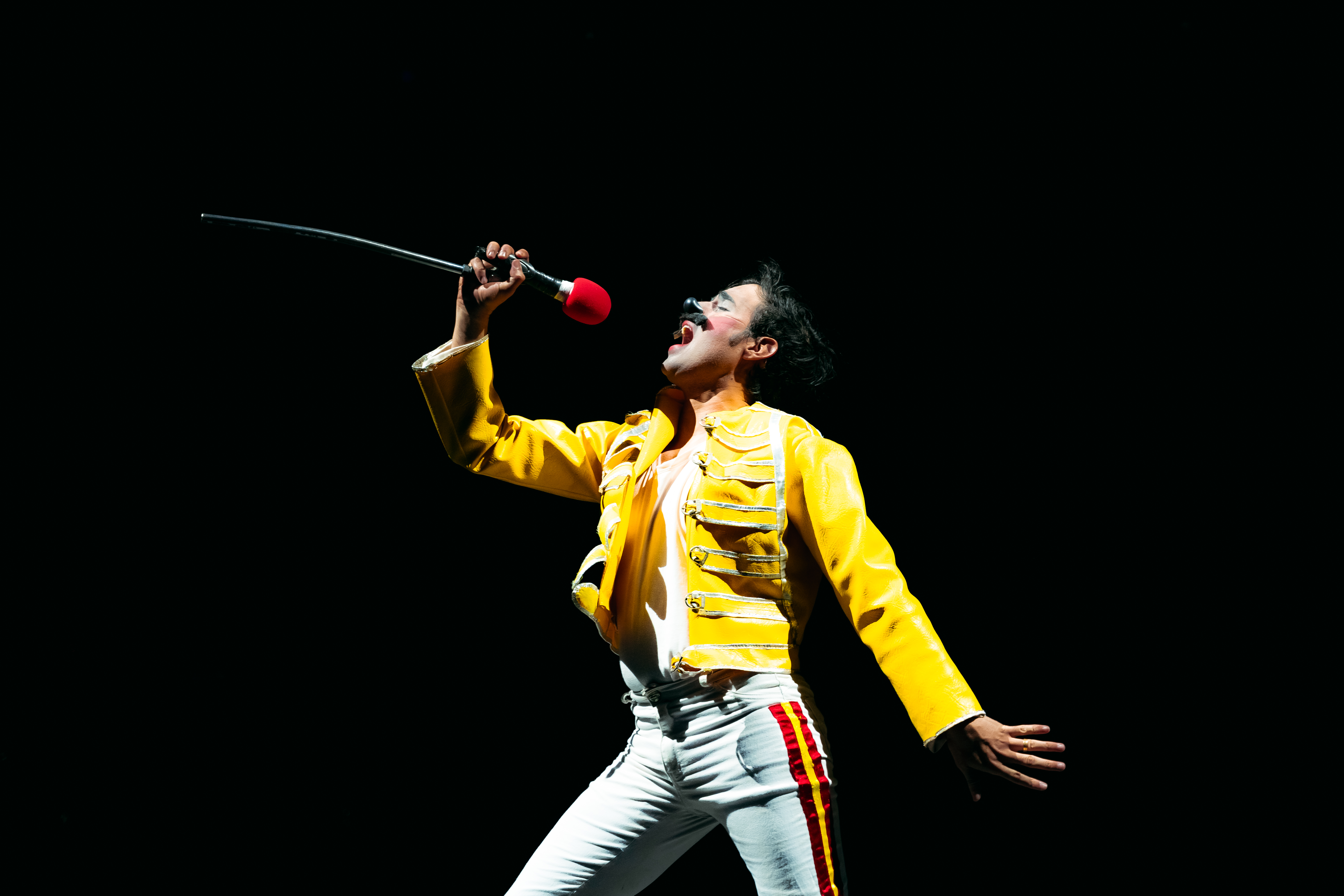 Apresentação conta com performances musicais ao vivo 