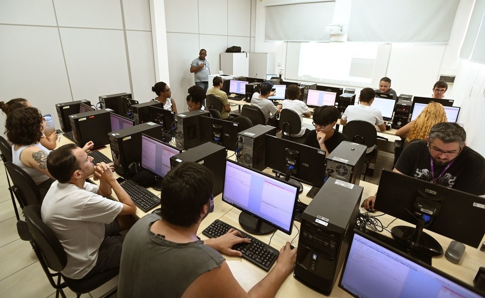 Os cursos são realizados em parceria com as escolas Qualificamax, DG Cursos, Ibragesp (Instituto Brasileiro de Gestão e Ensino), Microlins, Softex e All Net