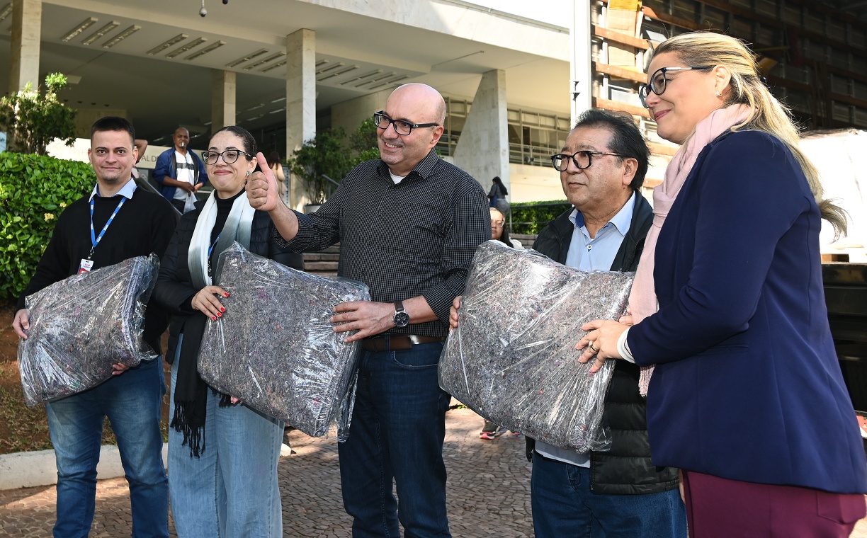 A cerimônia de entrega foi realizada no saguão da Prefeitura