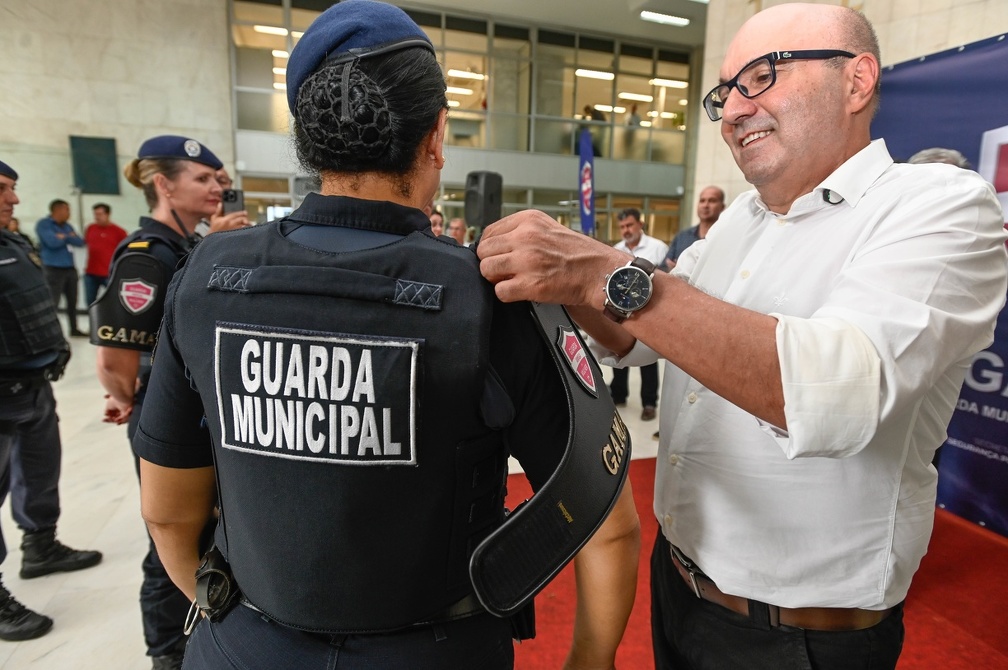 O prefeito colocou o primeiro braçal na farda da superintendente do GAMA, Cristina Borin, que representou toda a equipe. 