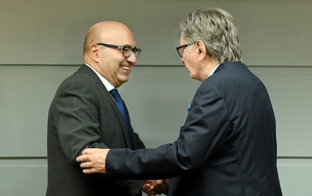 Prefeito lembrou as passagens do homenageado pelo serviço público municipal