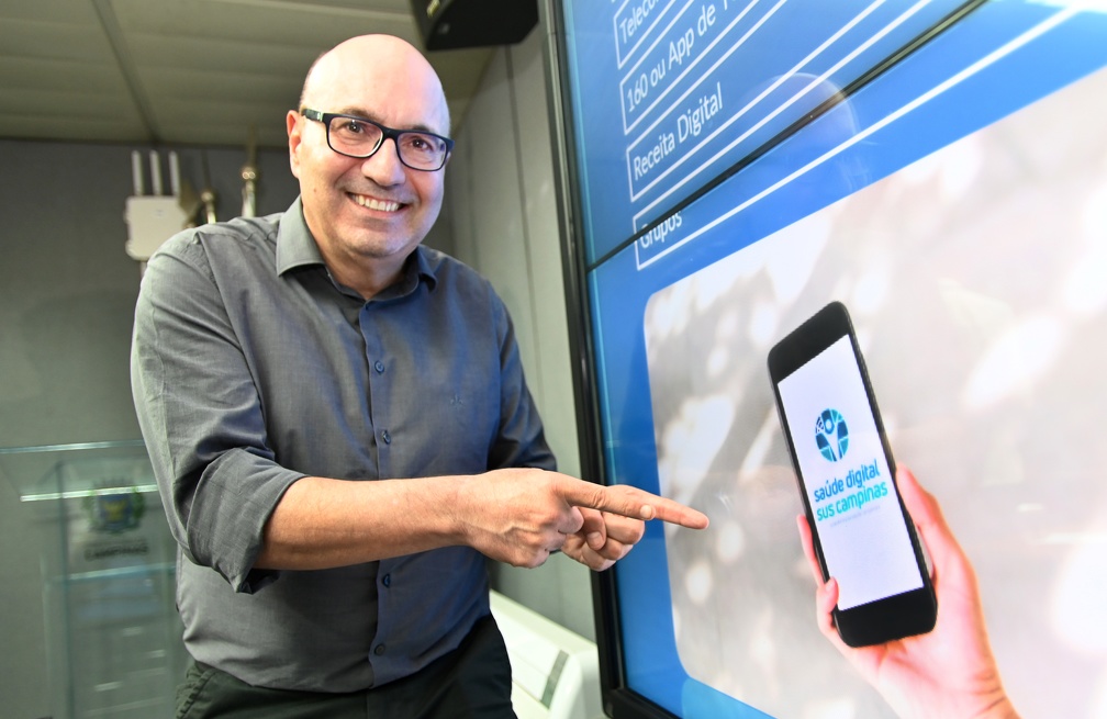Dário mostra logo da saúde digital de Campinas: prefeito vai à Estônia para troca de informações sobre digitalização de serviços