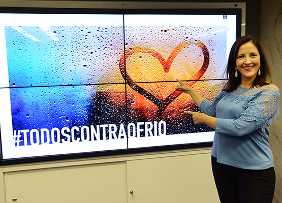 A primeira-dama Sandra Ciocci; na passarela, os modelos vão desfilar com roupas doadas para a Campanha