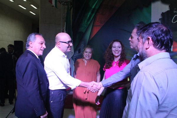 Prefeito cumprimenta convidados que prestigiaram a celebração