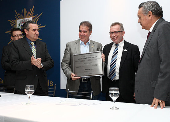 Prefeito e secretário Baggio recebem placa de reconhecimento pelo trabalho