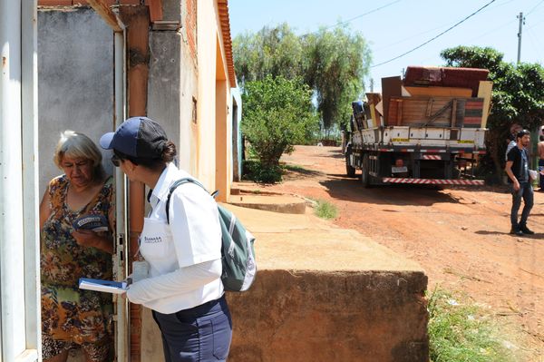 Leiturista conversa com moradora