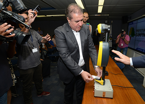 Prefeito Jonas Donizette realiza o teste com o bilhete QR Code