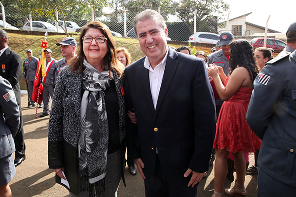 Secretária de Educação, Solange Pelicer, foi condecorada