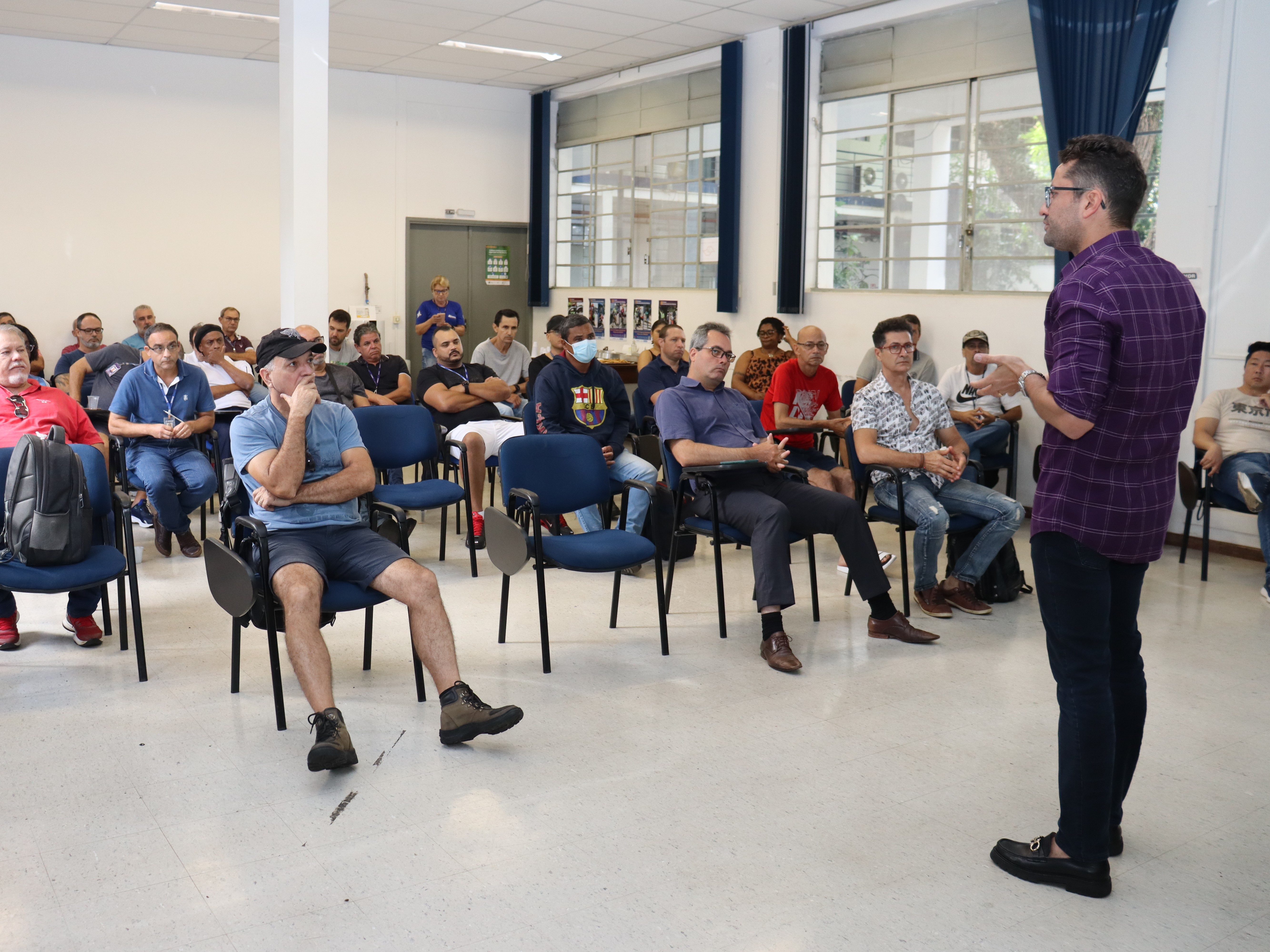 O presidente da Emdec, Vinicius Riverete, fala com os agentes da mobilidade urbana no último dia de atualização 
