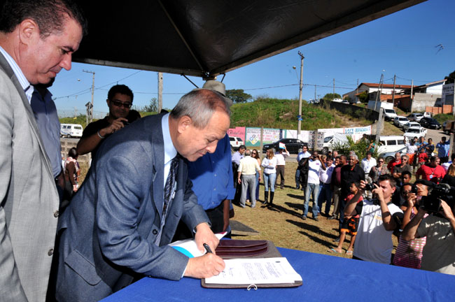 Presidente da Sanasa assina a ordem de serviço