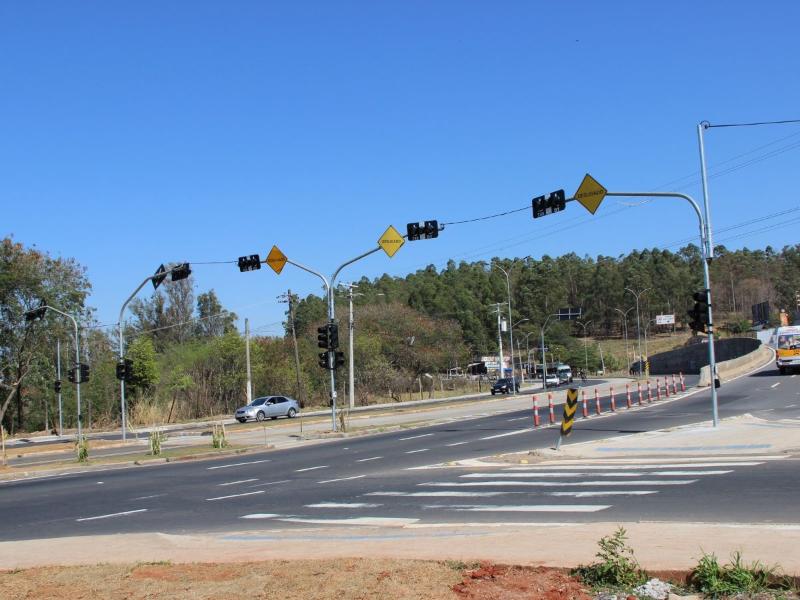Cruzamento tem grande fluxo de pedestres. Local também recebeu rampas de acessibilidade