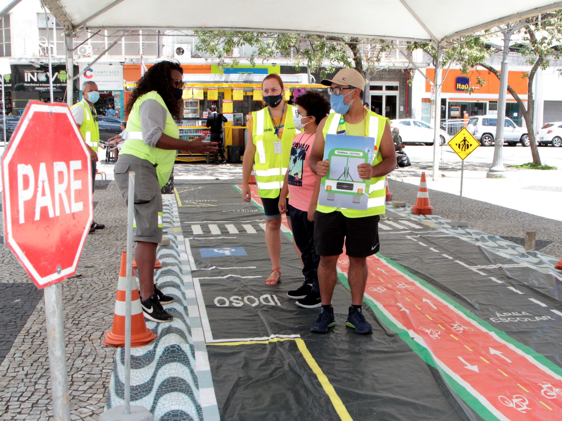 Estrutura, móvel e itinerante, ajuda na orientação sobre mobilidade urbana