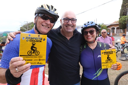 Dário posa com ciclistas