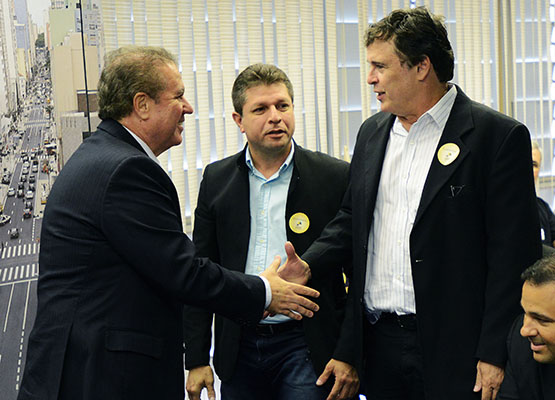 Jonas cumprimenta o superintendente do Parque das Bandeiras, André Catão