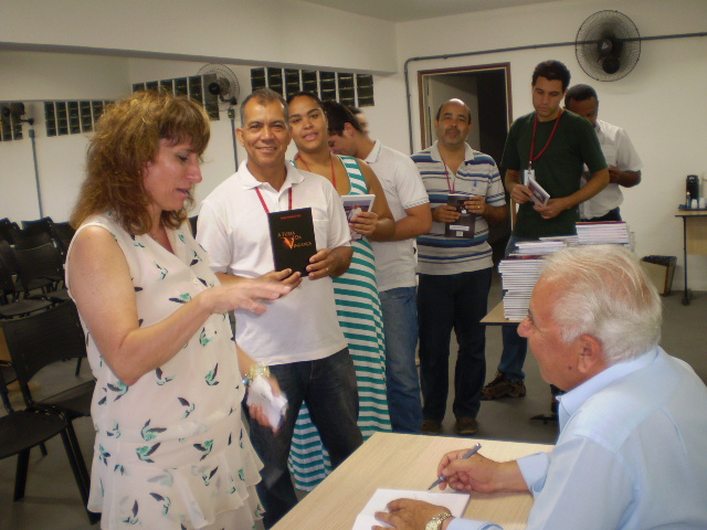 AraÃºjo em manhÃ£ de autÃ³grafos