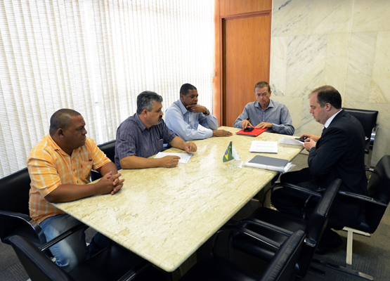 Secretários e equipe técnica se reuniram na busca de solução