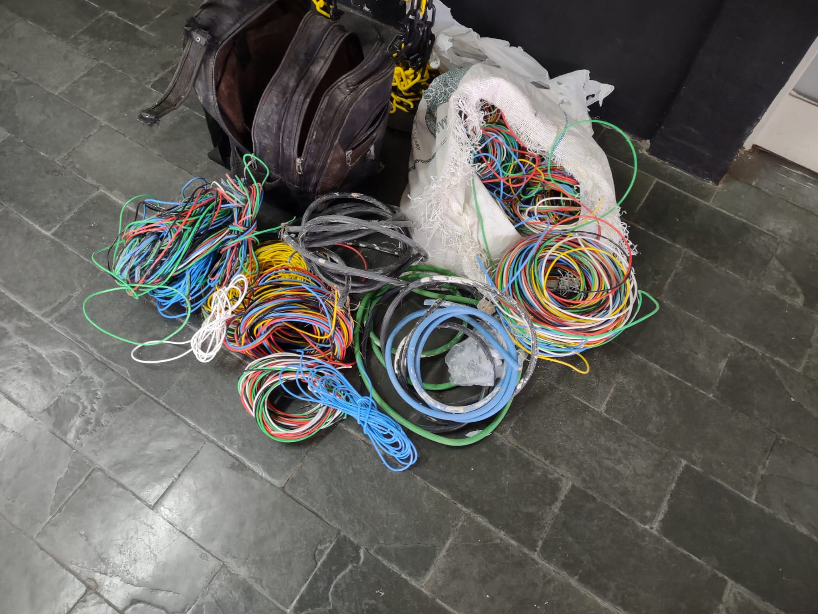 Fios de cobre encontrados com o rapaz detido na manhã desta terça-feira, 5