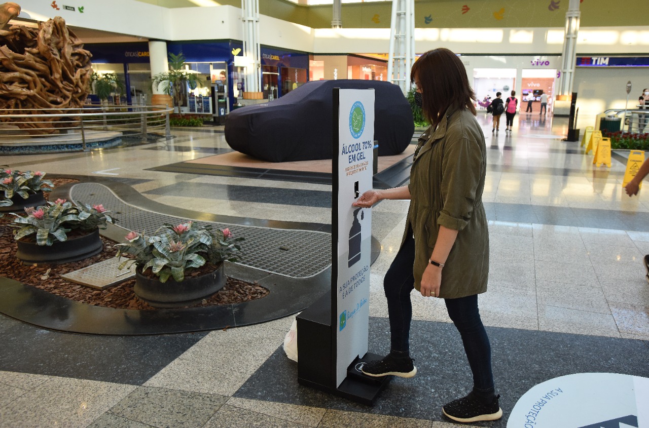 Shopping com totem de álcool gel