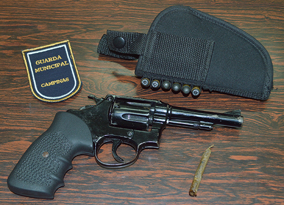 Arma e balas apreendidas