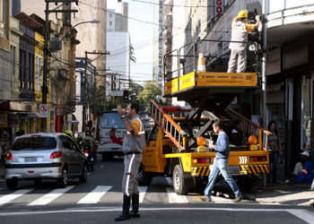 Equipes de trânsito e transporte, operação de terminais e semáforos trabalham normalmente