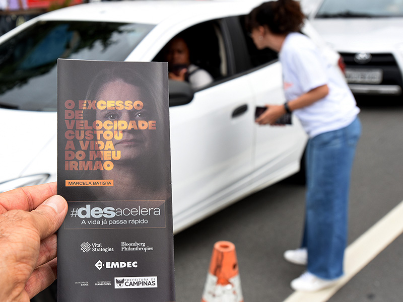 Motorista recebe material da campanha